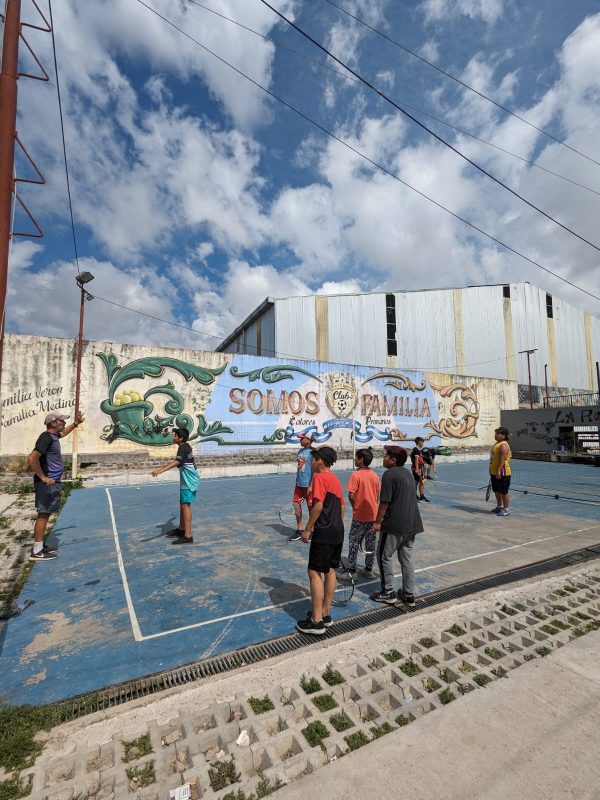 Entraînement de tennis dans un projet sportif du Pouvoir du Sport en Argentine