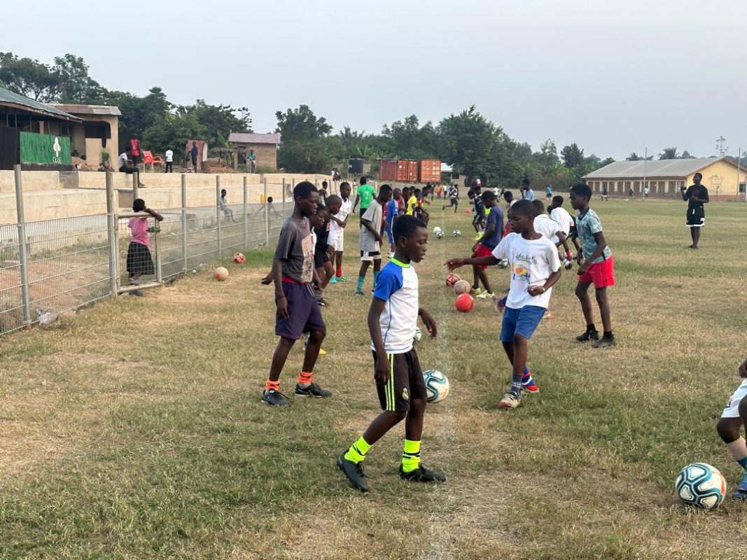 Entraînement de football dans un projet sportif au Ghana du Pouvoir du Sport