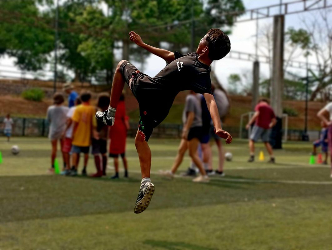 Entraînement de football dans un projet sportif du Pouvoir du Sport